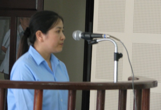 Nguyễn Thị Yến trước vành móng ngựa tại phiên tòa phúc thẩm vào cuối tháng 5/2016. Ảnh: Đ.H