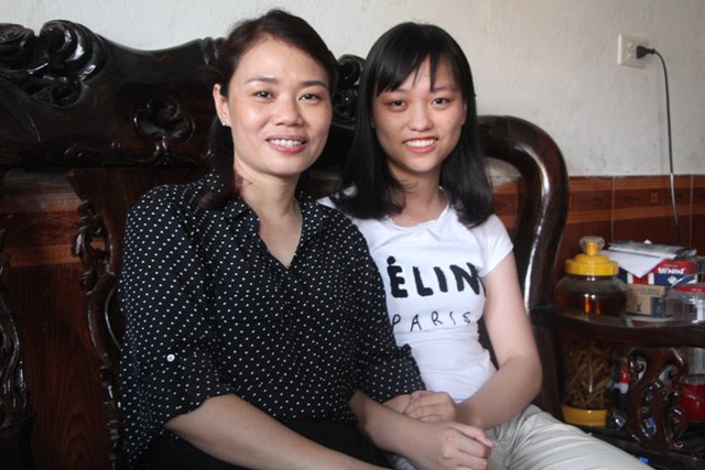 
Trần Quỳnh Trang và mẹ cùng chia sẻ niềm vui mừng khi đạt điểm cao trong kỳ thi THPT quốc gia.
