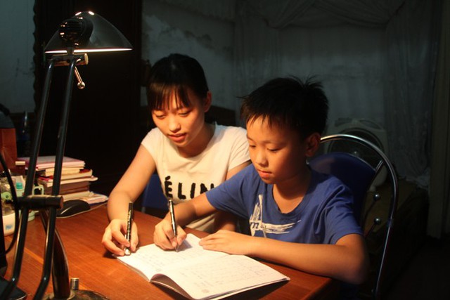 
Trang cũng là một “quân sư” Toán cho cậu em trai Trần Trọng Toàn học lớp 5
