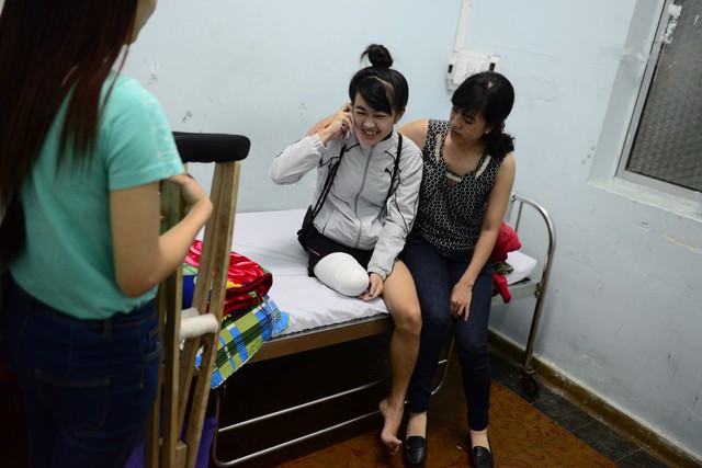 
Nữ sinh Lê Thị Hà Vi bị Bệnh viện cưa chân do có thiếu sót trong quá trình điều trị do trình độ chuyên môn hạn chế. Ảnh: Tinbc
