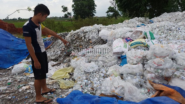 
Hình ảnh núi rác thải y tế ở xã Văn Môn, Yên Phong, Bắc Ninh. Ảnh: Vietnamnet
