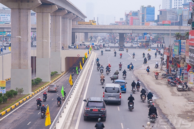 
Lưu thông qua các nút giao 4 tầng ở Hà Nội đúng theo kiểu đường ai nấy đi nên hầu như không tạo ra xung đột. Thời gian lưu thông qua nút giao chỉ tính bằng giây. Ảnh otofun
