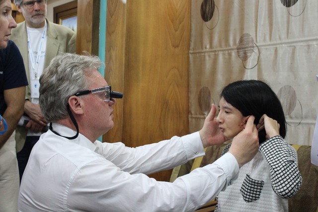 
Một trường hợp mắc dị tật vùng mặt được thăm khám bởi các chuyên gia từ tổ chức Facing the world. Ảnh: BVCC
