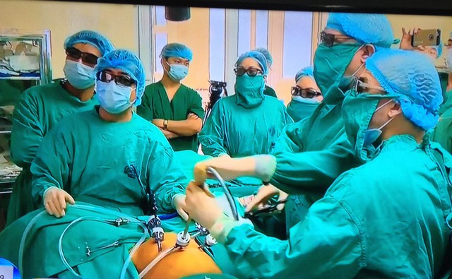 
GS Leroy cùng các cộng sự, đồng nghiệp thực hiện phẫu thuật nội soi 3D cho một bệnh nhân mắc ung thư đại trực tràng. Ảnh: Chụp qua màn hình
