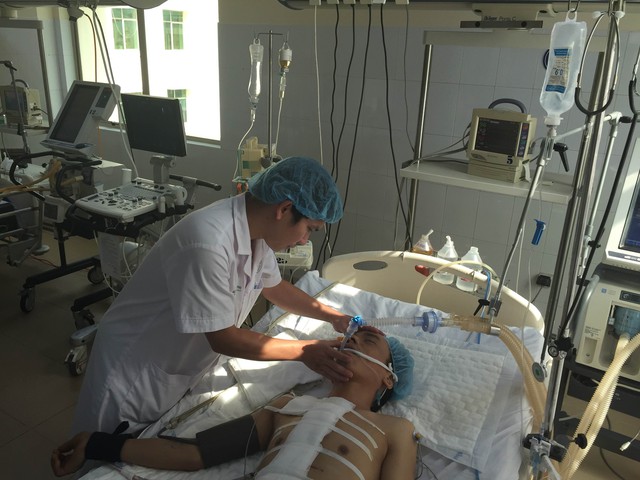 
BS Trần Quang Thái kiểm tra tình trạng bệnh nhân vào chiều 9/9. Ảnh: Võ Thu
