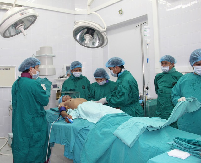 
Các bác sĩ BV Tim Hà Nội trực tiếp hướng dẫn can thiệp tim mạch ca đầu tiên cho BVĐK tỉnh Vĩnh Phúc. Ảnh: V.T
