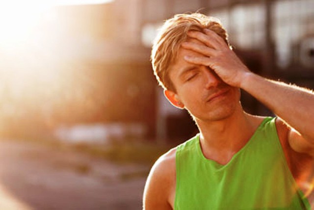 Các chuyên gia khuyến cáo, nếu không được xử lý kịp thời, đúng cách, say nắng có thể ảnh hưởng xấu đến sức khỏe. Ảnh minh họa
