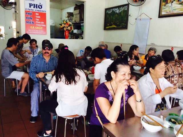 
Mỗi buổi sáng, quán phở gà chỉ bán hơn 3 giờ đồng hồ
