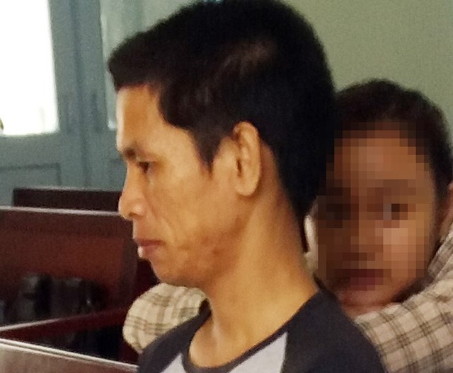 
Người t&igrave;nh nh&iacute; quấn qu&yacute;t b&ecirc;n Vinh để hỏi thăm sức khỏe bị c&aacute;o trong giờ nghị &aacute;n. Ảnh: Zing.vn
