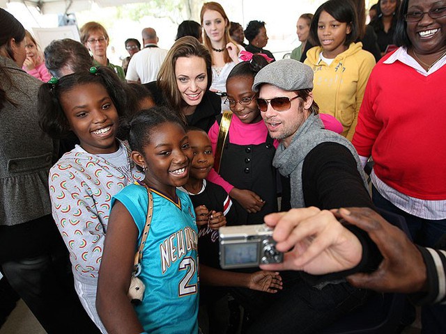 People miêu tả quyền lực của Brad - Angelina là tượng đài khó phá vỡ tại Hollywood. Họ bên nhau trong những dự án phim khi cô là diễn viên còn anh đảm nhận vai trò sản xuất, cùng chăm sóc con cái và tham gia các hoạt động từ thiện.