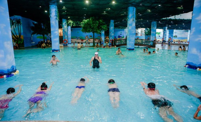 Không gian bể bơi thoáng, rộng rãi, đảm bảo cho các học viên môi trường học tập tốt nhất