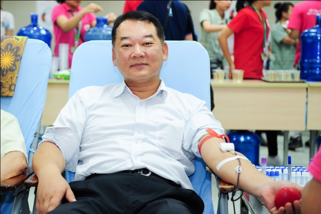 TS. Bang Hyunwoo - Phó Tổng Giám đốc Tổ hợp Samsung Điện tử Việt Nam tham gia hiến máu tình nguyện. Ảnh: SV
