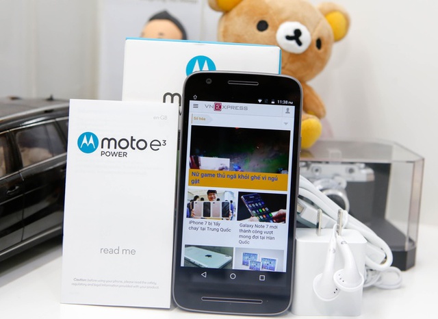 Smartphone mới của Motorola được bán ra với đầy đủ phụ kiện như sạc, cáp, tai nghe, sách hướng dẫn và một miếng dán bảo vệ màn hình.