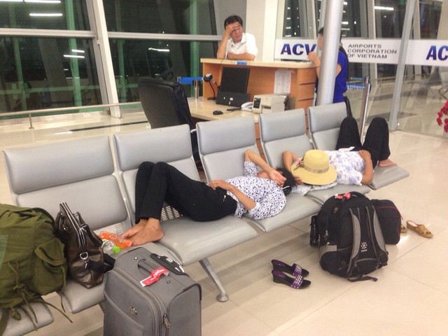 Hành khách vật vã mệt mỏi tại sân bay Phú Quốc