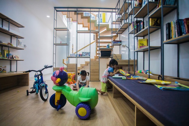 Nhờ vậy, mặt sàn khá rộng cũng là sân chơi trong nhà cho trẻ nhỏ. Hai cô bé có thể đạp xe từ ban công vào tới thư viện trong những ngày không thể ra ngoài đường.