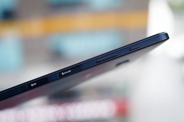 Có giá tầm trung chưa tới 9 triệu đồng, Galaxy Tab A (2016) hỗ trợ đầy đủ kết nối, trong khi iPad cùng tầm tiền chỉ hỗ trợ kết nối Wi-Fi. Bên cạnh phải là khay cắm sim 4G LTE cùng khe cắm thẻ nhớ microSD (tối đa 256GB) được đặt ngay dưới phím nguồn và âm lượng.
