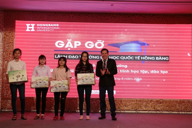 Bốn thí sinh điểm cao trúng tuyển Trường ĐHQT Hồng Bàng đợt 1 nhận quà từ ban giám hiệu trường