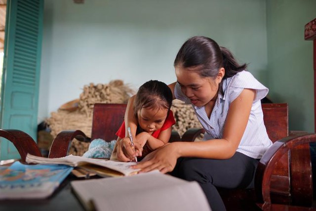 
Trong khi chờ cha mẹ về, Quế Trinh tranh thủ dạy em gái Quế Hoa học chữ để chuẩn bị đến trường
