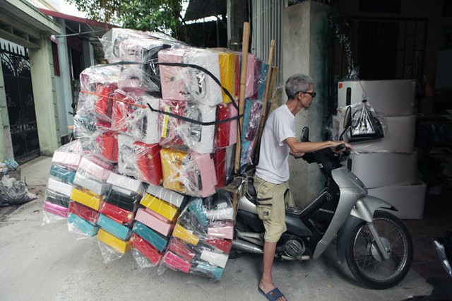 
Hàng trăm túi xách hàng hiệu từ cơ sở sản xuất nhỏ được trở đến cơ sở sản xuất lớn sau khi gia công xong
