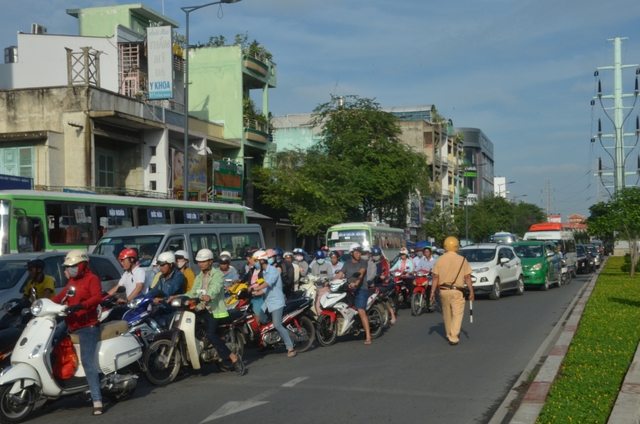 Hàng ngàn người kẹt cứng giữa dòng xe sau sự cố nổ lốp xe ô tô trên cầu vượt Cây Gõ.