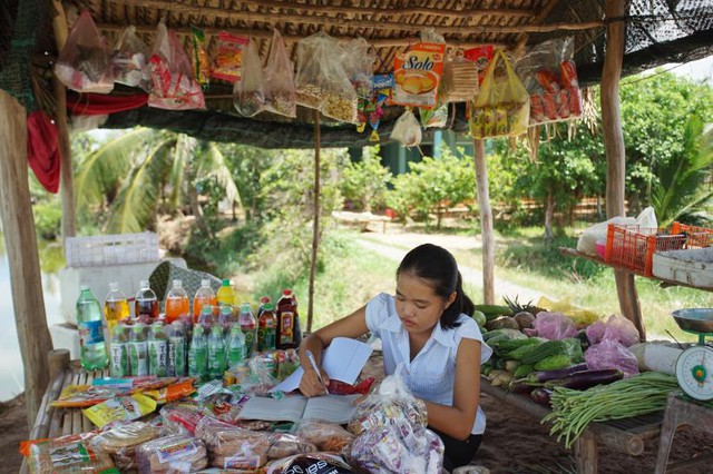Những l&uacute;c vắng kh&aacute;ch, Quế Trinh lại mang tập vở ra học b&agrave;i rất chăm chỉ.