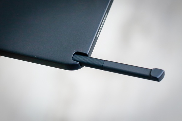 Ngoài nâng cấp về cấu hình, Galaxy Tab A (2016) bản mới còn tích hợp bút cảm ứng S Pen giống như smartphone Galaxy Note 7. Bút khá dài và lớn, dễ cầm.