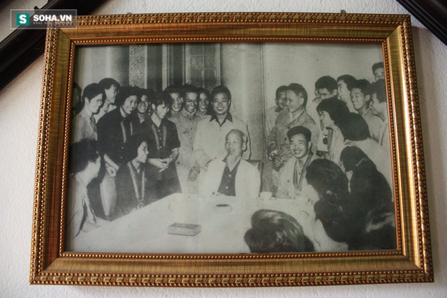 
Tấm ảnh cố xạ thủ Trần Oanh vinh dự được ngồi cạnh B&aacute;c Hồ được gia đ&igrave;nh treo trang trọng tr&ecirc;n tường.
