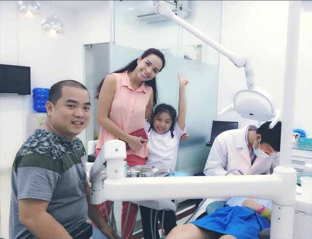 
Gia đình Thúy Hạnh – Minh Khang chăm sóc răng tại VIVA CLINIC.
