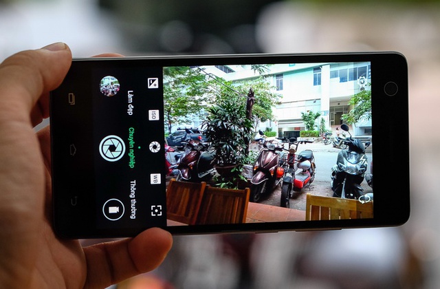 Camera trước và sau có độ phân giải lần lượt 8 và 13 megapixel. So với các mẫu Android phổ thông khác, tính năng chụp ảnh trên Hot S đa dạng hơn khi ngoài chế độ chụp selfie làm đẹp chân dung, còn có chế độ chụp chuyên nghiệp cho phép lấy nét tay, đặt thời gian phơi sáng hay thiết lập một số thông số khác. Tốc độ lấy nét và chụp nhanh so với các mẫu Android phổ thông cùng tầm.