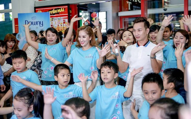 Kiện tướng khiêu vũ Khánh Thi thử sức với điệu Boom Boom POW cùng các “bạn diễn” nhí tại Hà Nội.