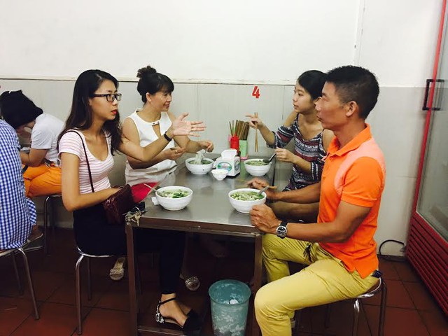 
Khách đến quán ăn phở gà chủ yếu toàn là khách quen
