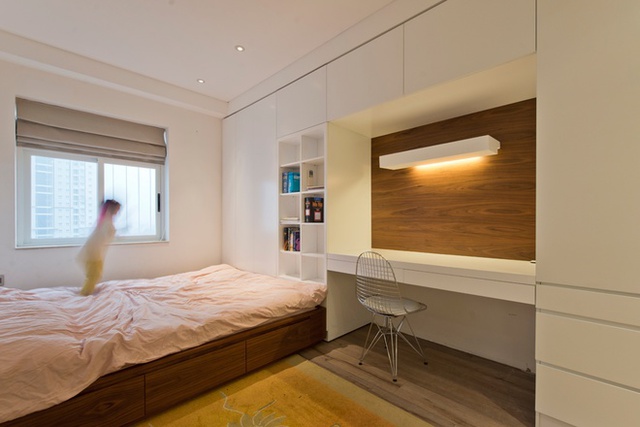 Hệ tủ kệ trong phòng ngủ được thiết kế phẳng không tay nắm giống như một mảng tường lớn.