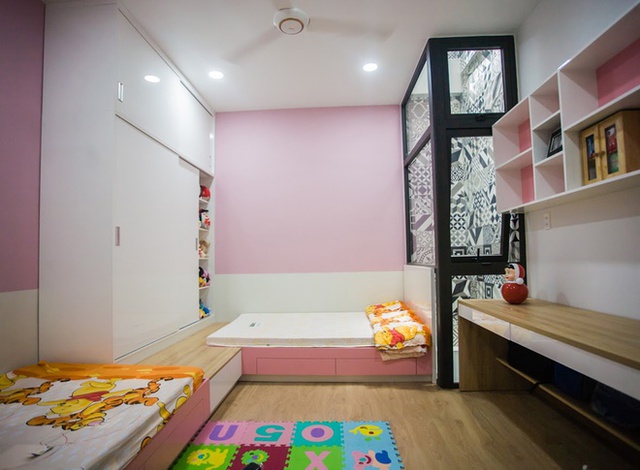 Nhà có hai bé gái nên bố mẹ dành một không gian màu hồng-trắng với khung cửa kính nhìn ra mảng gạch bông sinh động.