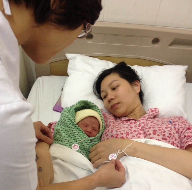 
Kiểm tra mã số vòng đeo của hai mẹ con sản phụ tại Bệnh viện Phụ sản Hà Nội. Ảnh minh họa (Võ Thu)
