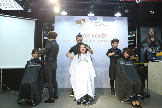 
Các học viên trình diễn tay nghề tại Lễ tốt nghiệp tại Hà Nội, ngày 19/1.

