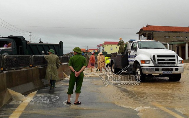 
Lực lượng CSGT Quảng Bình đang làm nhiệm vụ ngăn xe di chuyển qua đoạn ngập lụt trên QL1A
