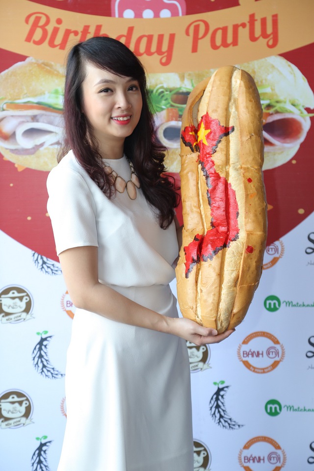 
Minh Nhật tự tay vẽ hình bản đồ Việt Nam lên bánh mỳ để thể hiện sự cam kết hỗ trợ người nghèo
