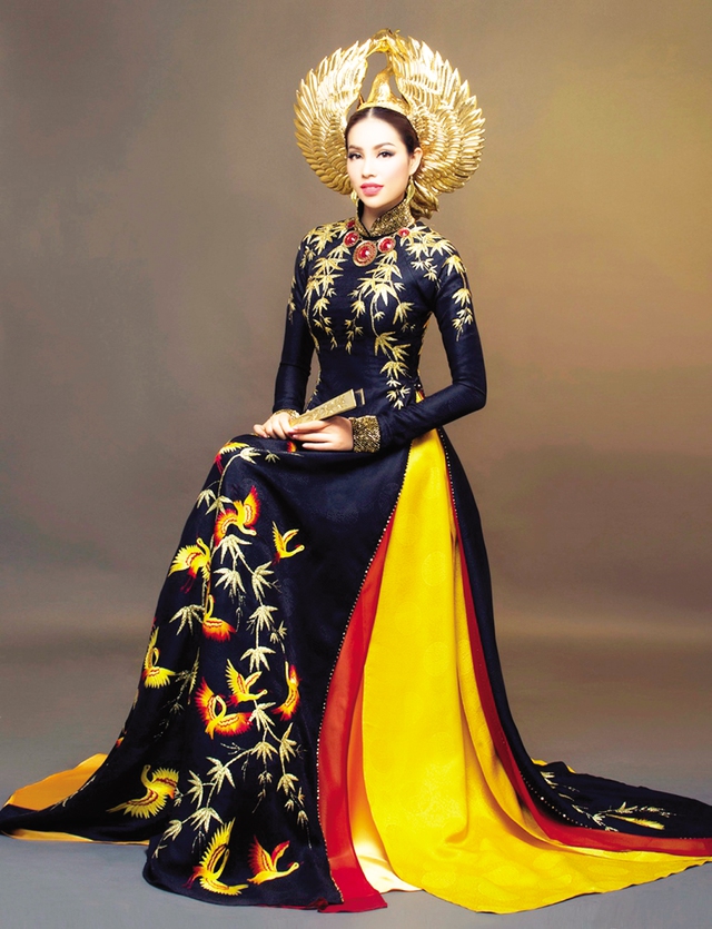 Hoa hậu Hoàn vũ Việt Nam Phạm Hương trong bộ quốc phục tại Miss Universe 2015. Ảnh: TL