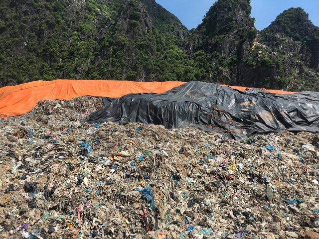 Khu rác thải bốc mùi hôi thối ở xã Đông Nam, huyện Đông Sơn, tỉnh Thanh Hóa.