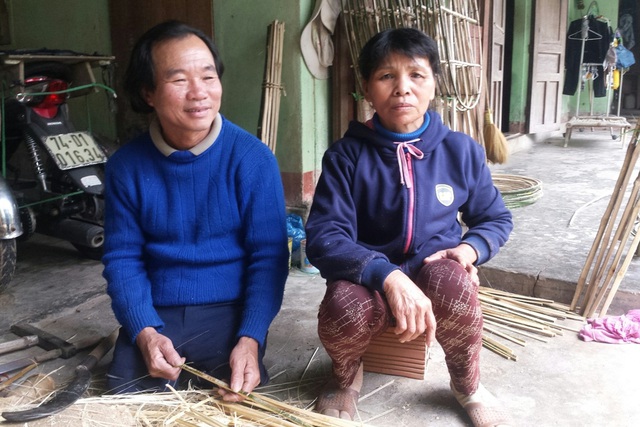 Ông Đỗ Thiên Đăng sống lạc quan hơn sau tai nạn bom mình nhờ một phần từ sự động viên của người vợ. Ảnh: Đ.Hoàng