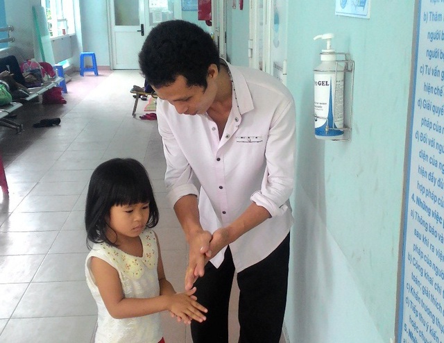 
Thân nhân bệnh nhân tại bệnh viện Q. Thủ Đức rửa tay theo khuyến cáo từ cơ sở y tế này.
