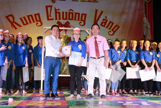 
Lãnh đạo Chi cục và Trung tâm Dân số/ KHHGĐ huyện Hưng Nguyên trao giải cho những cá nhân đạt được
