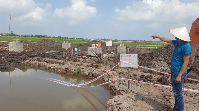 
Phía Công ty CP Sông Đà 11 đang tự đào móng để kiểm tra. (Ảnh chụp chiều 29/5). Ảnh: Cao Tuân
