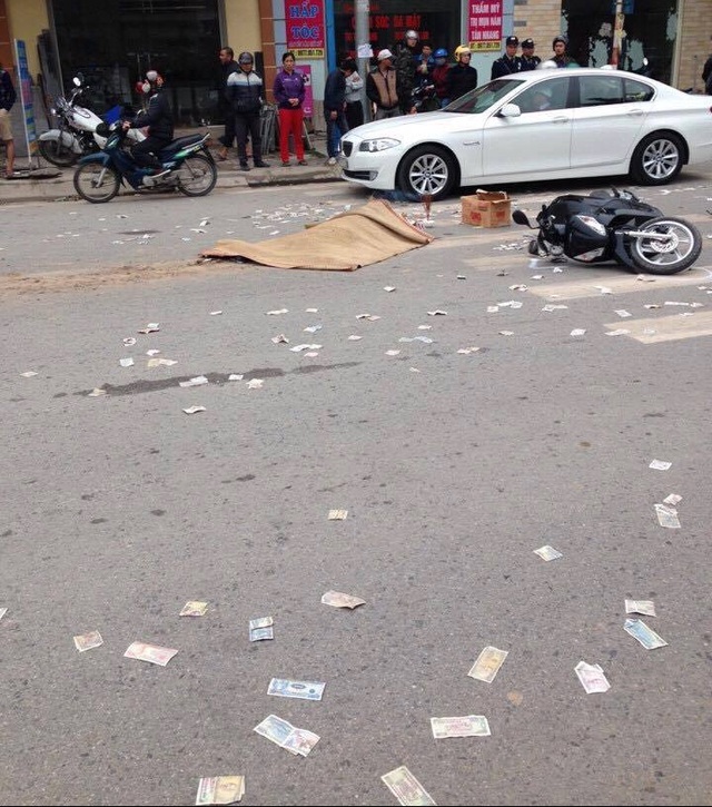 Tai nạn khiến cô gái trẻ tử vong, hàng trăm người dừng xe vứt tiền lẻ đầy đường.