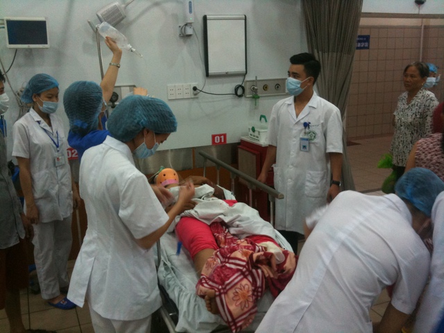 
Bác sĩ cấp cứu của Bệnh viện Bộ Nông nghiệp đang bàn giao bệnh nhân cho bác sĩ của Khoa Cấp cứu, Bệnh viện Bạch Mai. Ảnh: Lương Quốc Chính.
