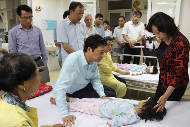 
Lãnh đạo tỉnh Quảng Ninh thăm hỏi và hỗ trợ các gia đình nạn nhân. (Ảnh: BVCC)
