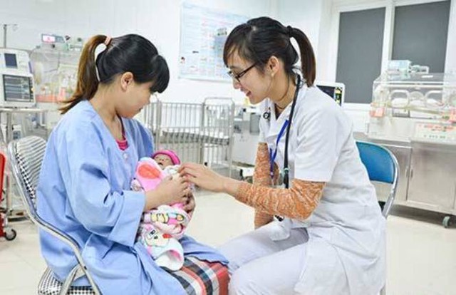 
Bác sỹ tư vấn cách chăm sóc con sinh non cho chị Vinh trước khi xuất viện
