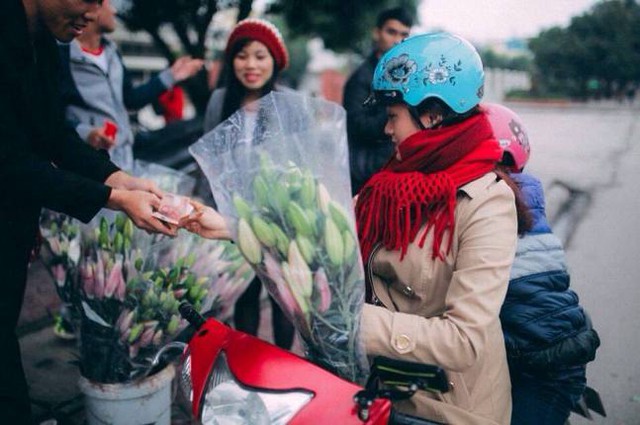 
Hoạt động bán hoa gây quỹ từ thiện nhận được rất nhiều sự ủng hộ của người dân
