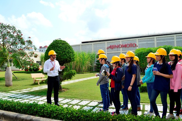 
Sinh vi&ecirc;n trong chuyến tham quan tại nh&agrave; m&aacute;y Ajinomoto Bi&ecirc;n H&ograve;a

