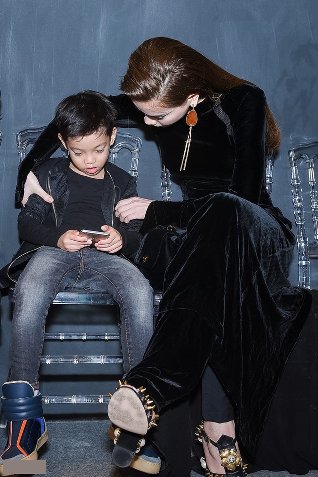 
Trong suốt sự kiện, cựu người mẫu rất quan tâm đến cậu bé 6 tuổi. Người đẹp chăm chút trang phục cho cậu nhóc. Đến dự show của nhà thiết kế Li Lam, giọng ca Đừng đi duyên dáng trong bộ áo dài nhung đen cổ điển.
